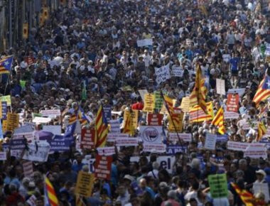 Βαρκελώνη: Χιλιάδες διαδηλωτές κατά των Ισλαμιστών και της τρομοκρατίας - Παρόν και ο βασιλιάς Φίλιππος! (φωτό, βίντεο)